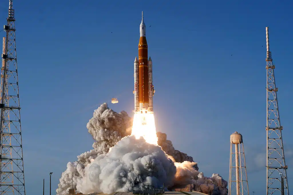 รวด SLS ของนาซาทะยานขึ้นจากฐานปล่อย 39B ศูนย์อวกาศเคนเนดี