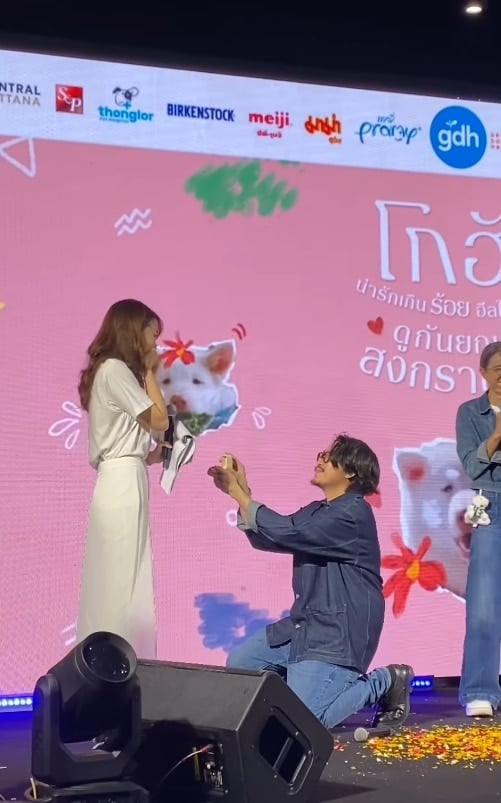 ยินดี! ผู้กำกับดัง คุกเข่าขอ พิธีกรสาว แต่งงานกลางเวที เผยเส้นทางรักคบปุ๊บแต่งปั๊บ-2