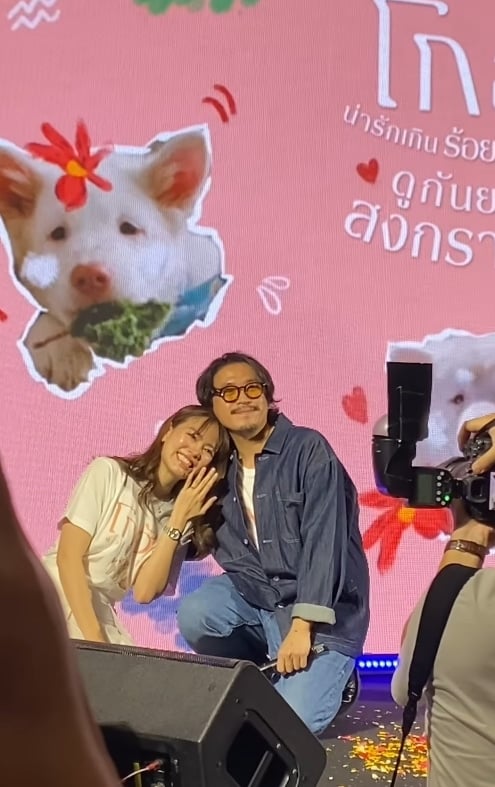 ยินดี! ผู้กำกับดัง คุกเข่าขอ พิธีกรสาว แต่งงานกลางเวที เผยเส้นทางรักคบปุ๊บแต่งปั๊บ-6