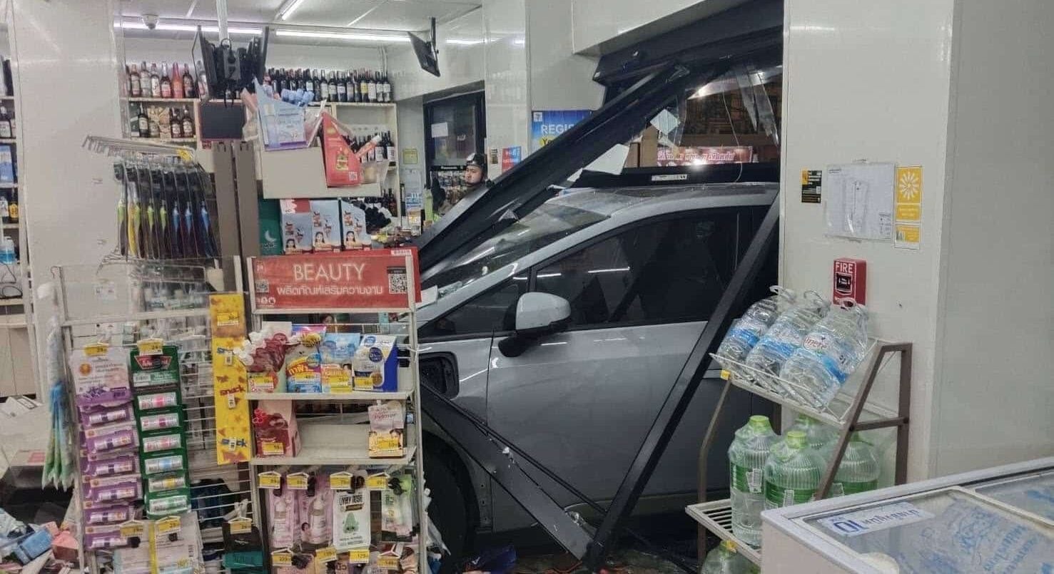 สภาพความเสียหายของรถยนต์ไฟฟ้าที่พุ่งทะลุเข้าไปในร้านสะดวกซื้อ