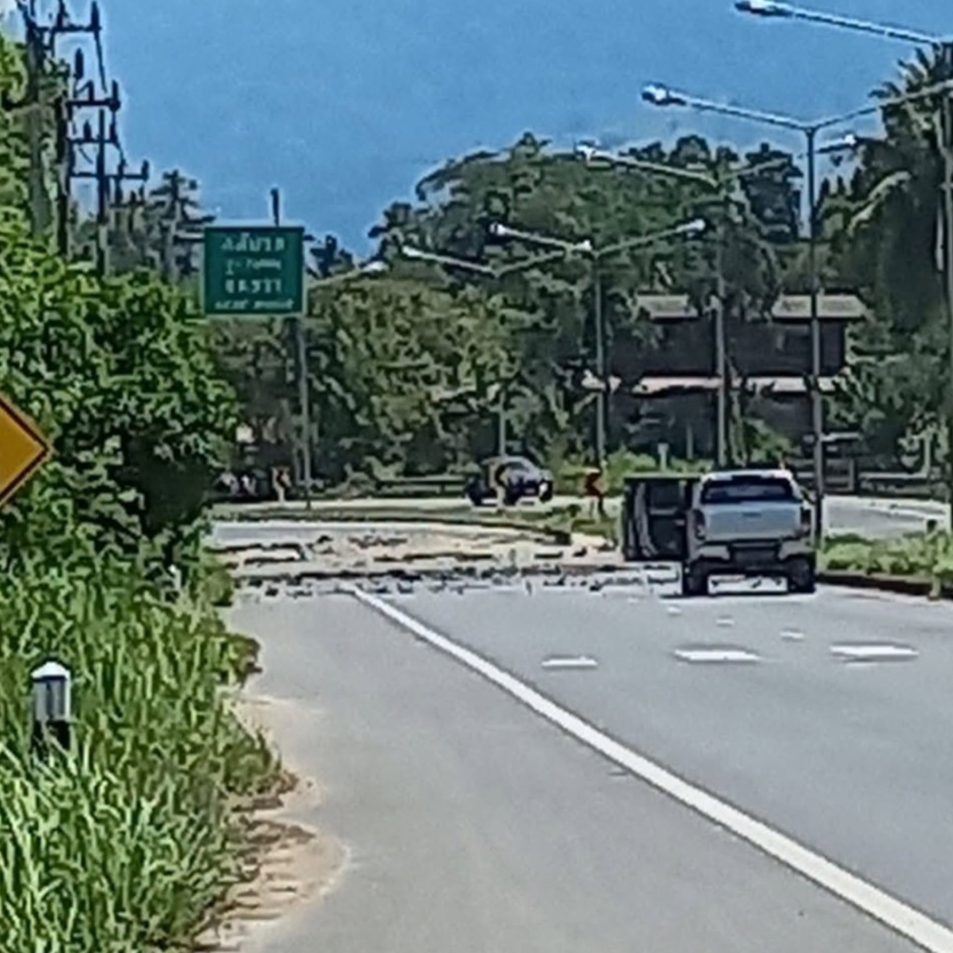 สภาพความเสียหายบริเวณหน้าโรงเรียนแสงทิพย์วิทยา อำเภอบันนังสตา