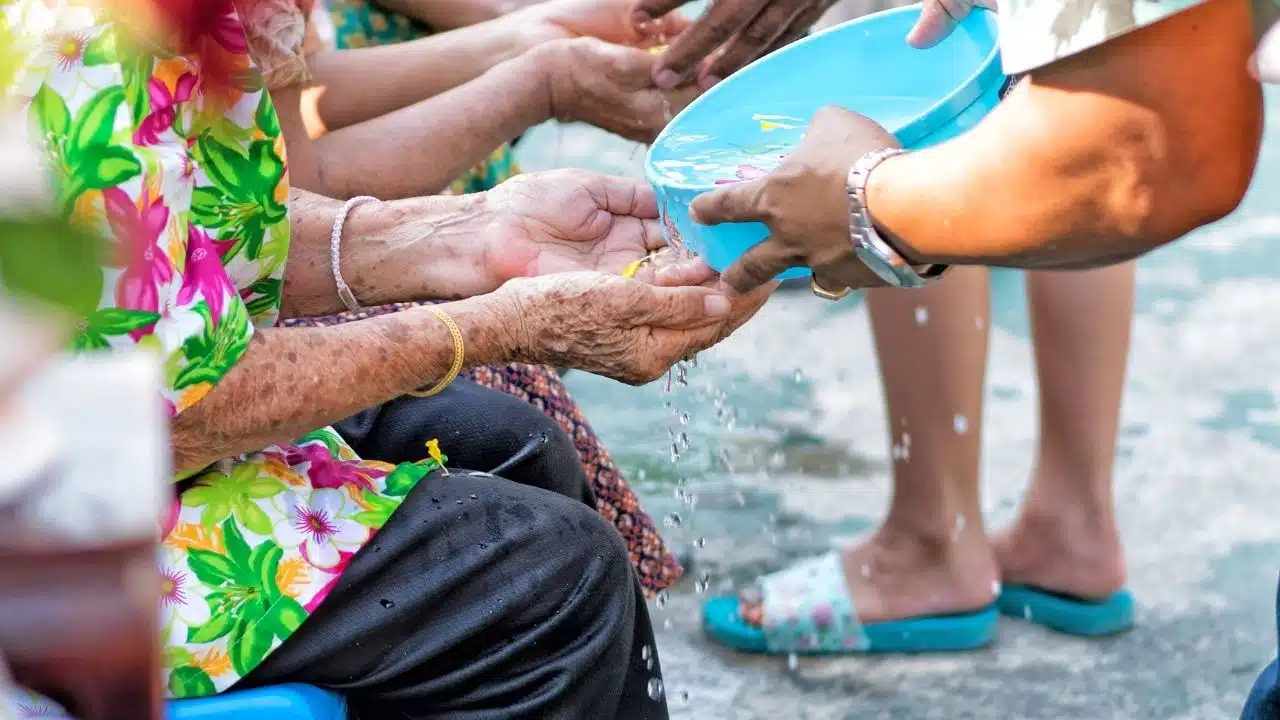 กระทรวงการคลังเตรียมเสนอ ครม. เพิ่มวงเงินบัตรสวัสดิการแห่งรัฐ 400 บาทต่อคน