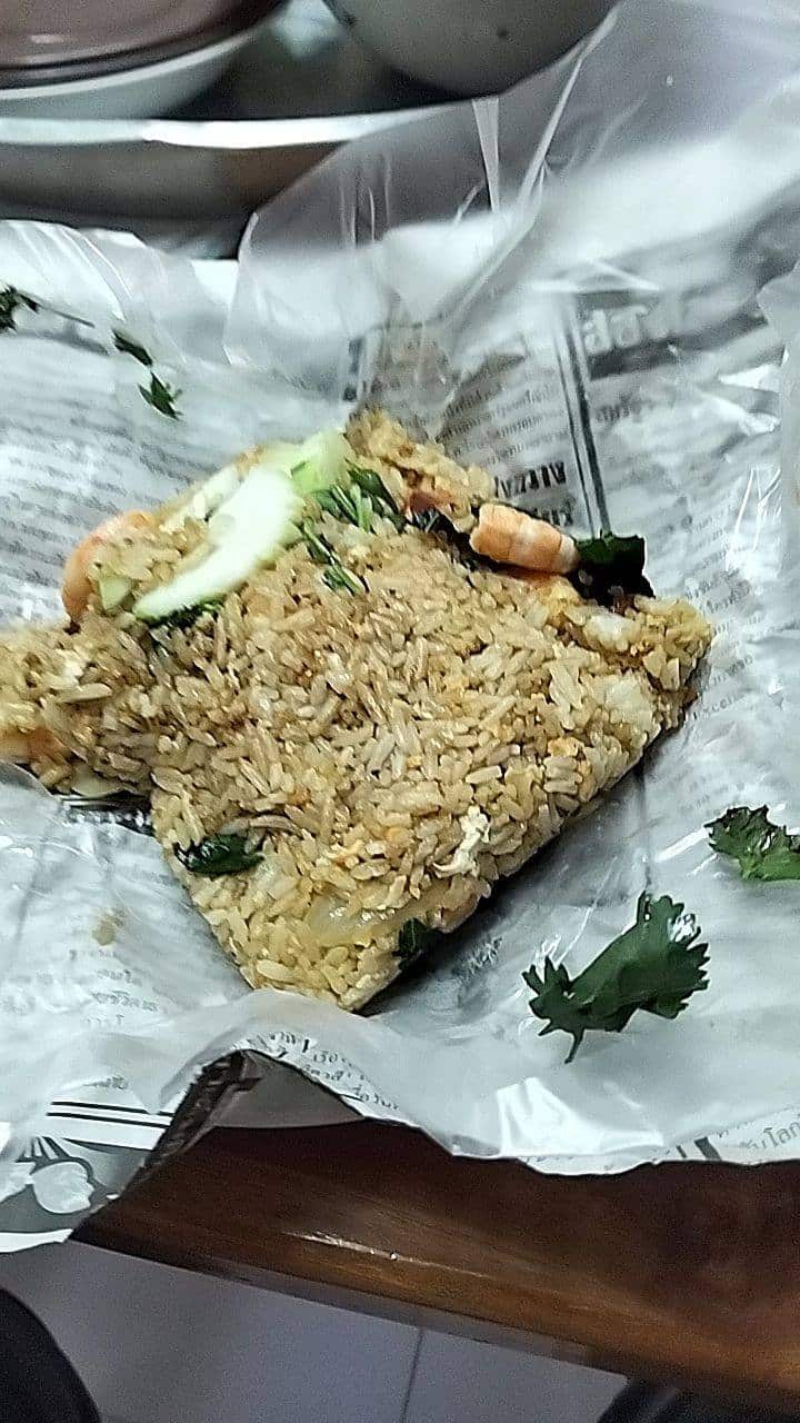 ลูกค้าโวย ข้าวผัดห่อกระดาษหนังสือพิมพ์ โซเชียลเสียงแตกแห่ขอพิกัด-2