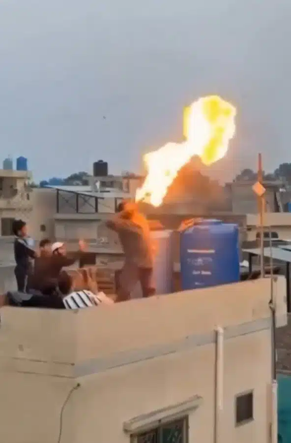 วินาทีชีวิต! หนุ่มโชว์พ่นไฟพลาดท่า ไฟคลอกท่วมร่างปางตายต่อหน้าเพื่อน-1