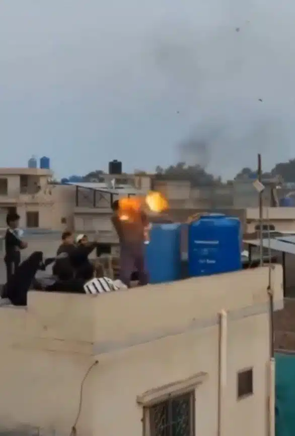 วินาทีชีวิต! หนุ่มโชว์พ่นไฟพลาดท่า ไฟคลอกท่วมร่างปางตายต่อหน้าเพื่อน-2