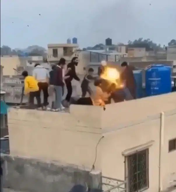 วินาทีชีวิต! หนุ่มโชว์พ่นไฟพลาดท่า ไฟคลอกท่วมร่างปางตายต่อหน้าเพื่อน-6