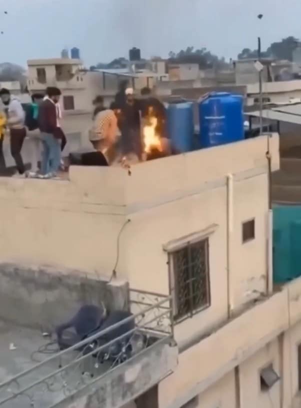 วินาทีชีวิต! หนุ่มโชว์พ่นไฟพลาดท่า ไฟคลอกท่วมร่างปางตายต่อหน้าเพื่อน-7