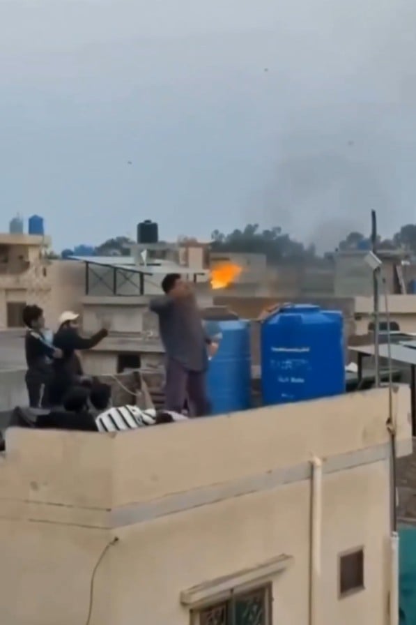 วินาทีชีวิต! หนุ่มโชว์พ่นไฟพลาดท่า ไฟคลอกท่วมร่างปางตายต่อหน้าเพื่อน-8