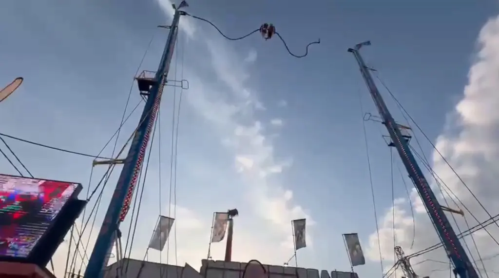 สยองงานแฟร์! สายสลิงเครื่องเล่นขาดกลางเวหา เหวี่ยง 2 ร่างกระแทกพื้น อาการสาหัส-1