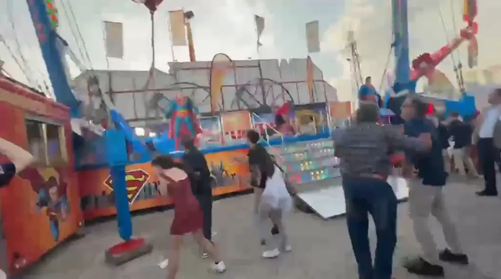 สยองงานแฟร์! สายสลิงเครื่องเล่นขาดกลางเวหา เหวี่ยง 2 ร่างกระแทกพื้น อาการสาหัส-3