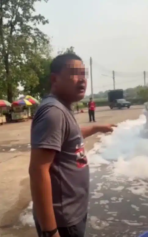 หนุ่ม อ้างเป็นทหารกองทัพภาค 2 โวยสส.จัดปาร์ตี้โฟม สั่งปิด-รื้อซุ้ม บอกขว้างถนน-2