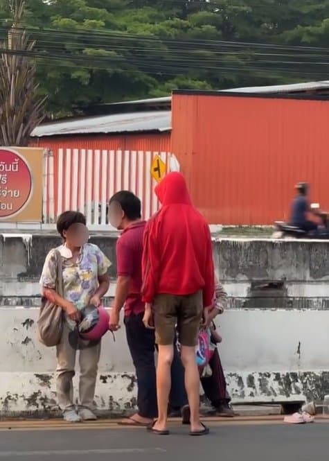 หนุ่มเสื้อแดง ชี้หน้าด่า 3 แม่ลูก คาดเฉี่ยวชน คนพื้นที่เห็นคลิปร้องอ๋อ..ตัวตึงเชียงใหม่-2