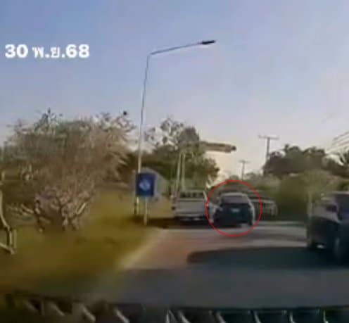 หนุ่มเสื้อแดง ชี้หน้าด่า 3 แม่ลูก คาดเฉี่ยวชน คนพื้นที่เห็นคลิปร้องอ๋อ..ตัวตึงเชียงใหม่-6