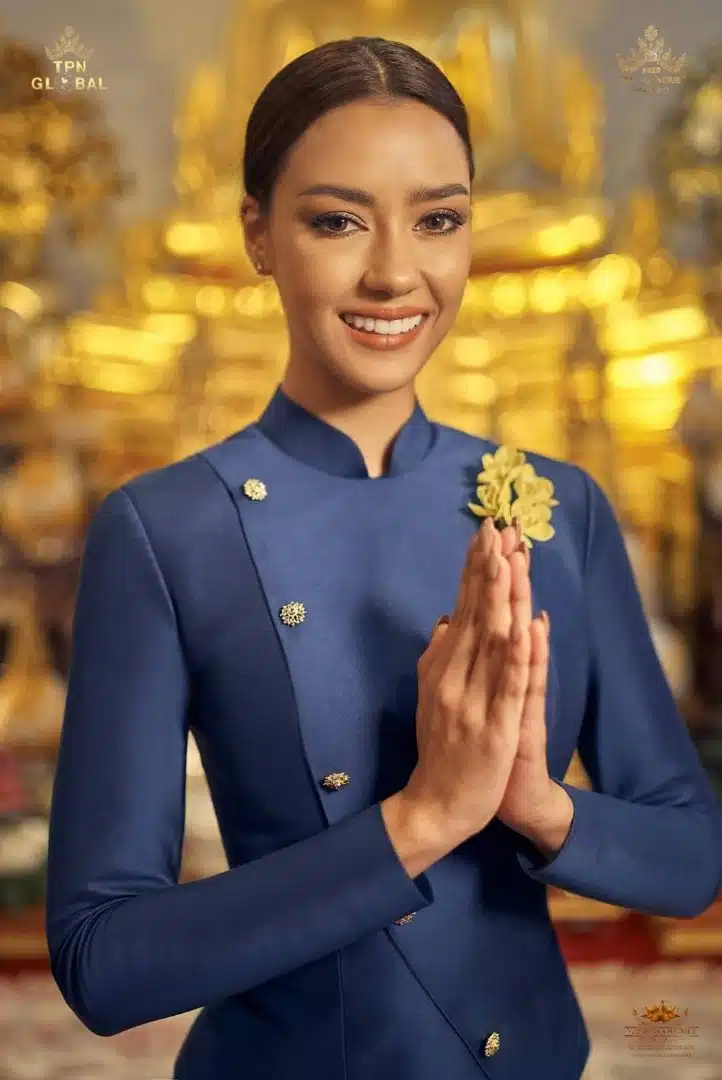 แมนด้า ชาลิสา ออบดัม สวมชุดไทยจิตรลดาประยุกต์ทำบุญที่รัฐฟลอริดา