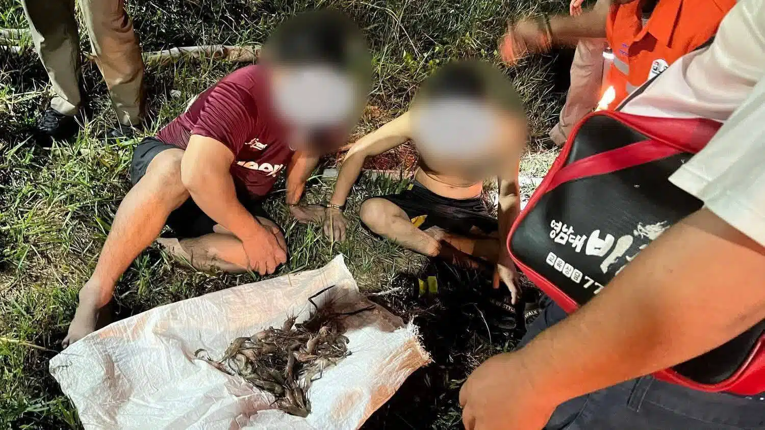 ตำรวจควบคุมตัวชายสัญชาติกัมพูชา 2 คนลักลอบเทสารพิษจับสัตว์น้ำ