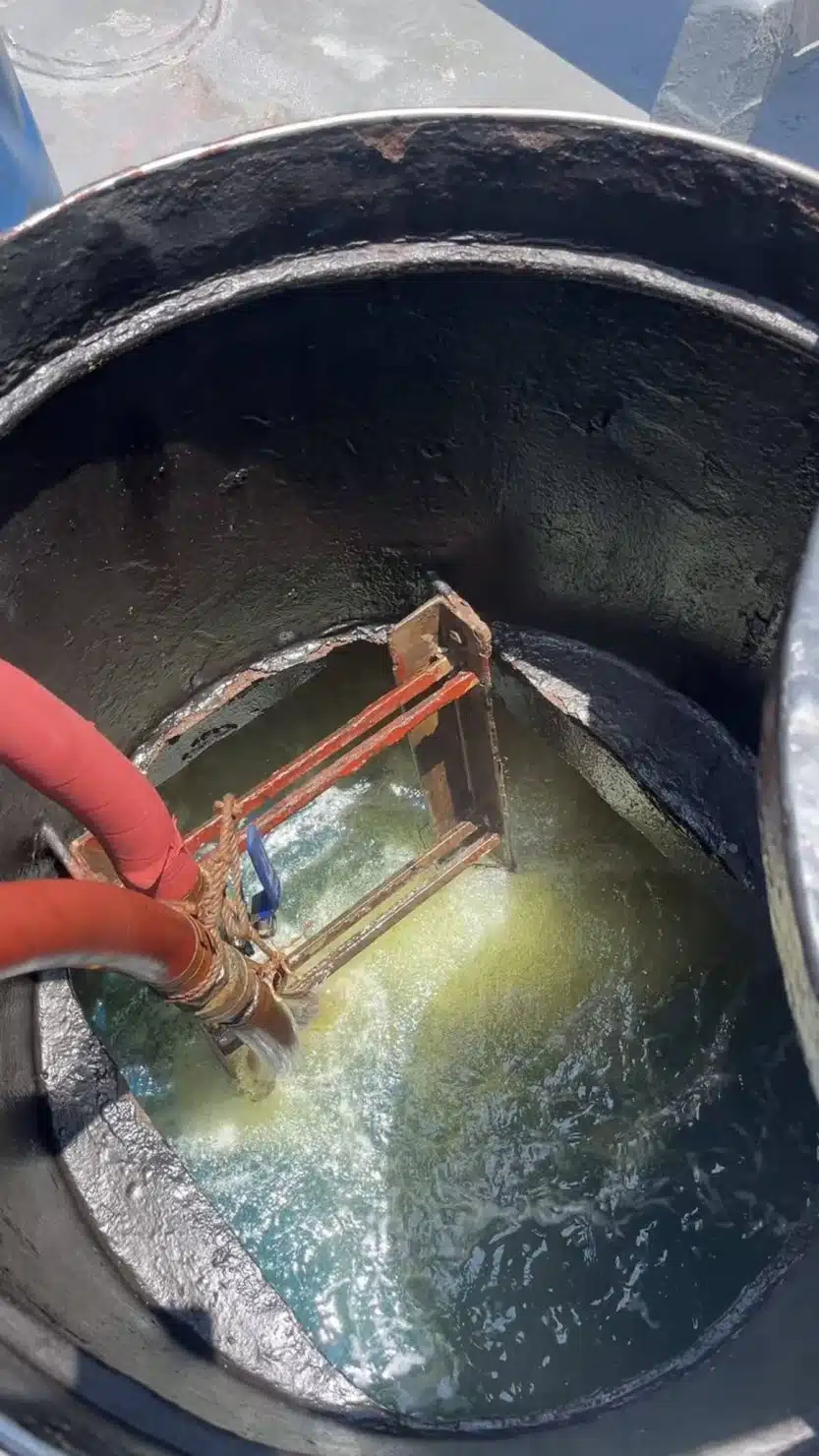 เรือขนาดใหญ่ของกัมพูชากำลังจอดลอยลำเติมน้ำมันอยู่กลางทะเล