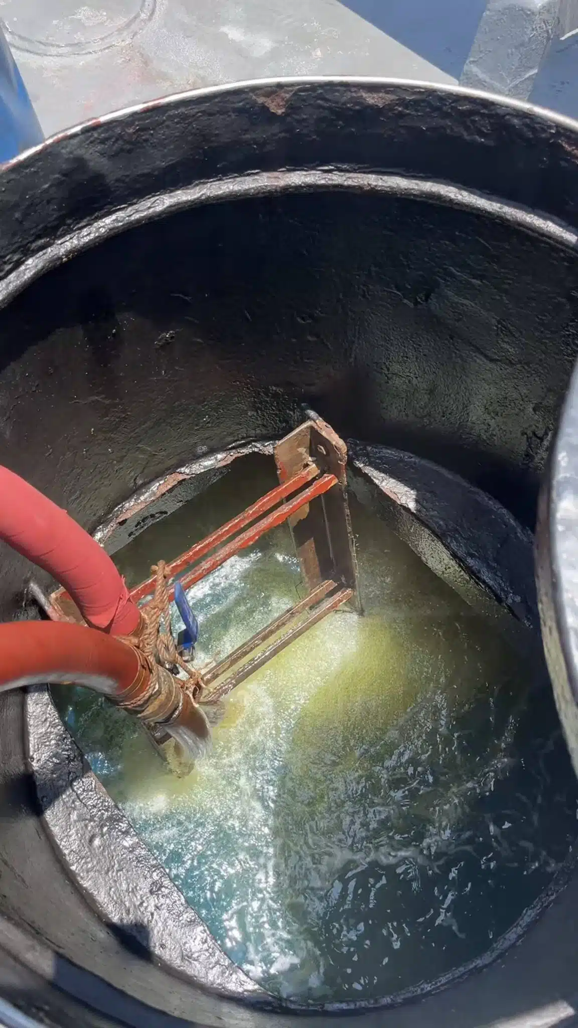 เรือขนาดใหญ่ของกัมพูชากำลังจอดลอยลำเติมน้ำมันอยู่กลางทะเล