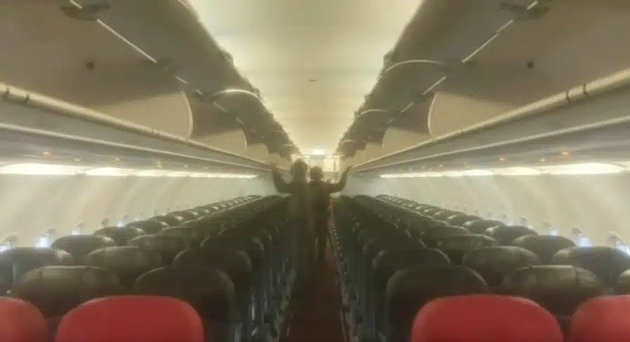 เจ้าหน้าที่กำลังตรวจสอบบนเครื่องบิน