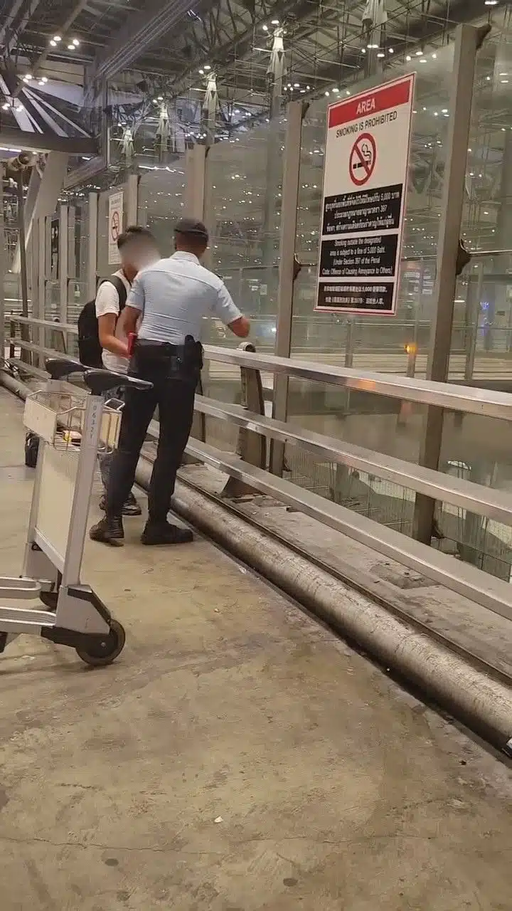 เจ้าหน้าที่รักษาความปลอดภัยสนามบินสุวรรณภูมิตักเตือนนักท่องเที่ยว