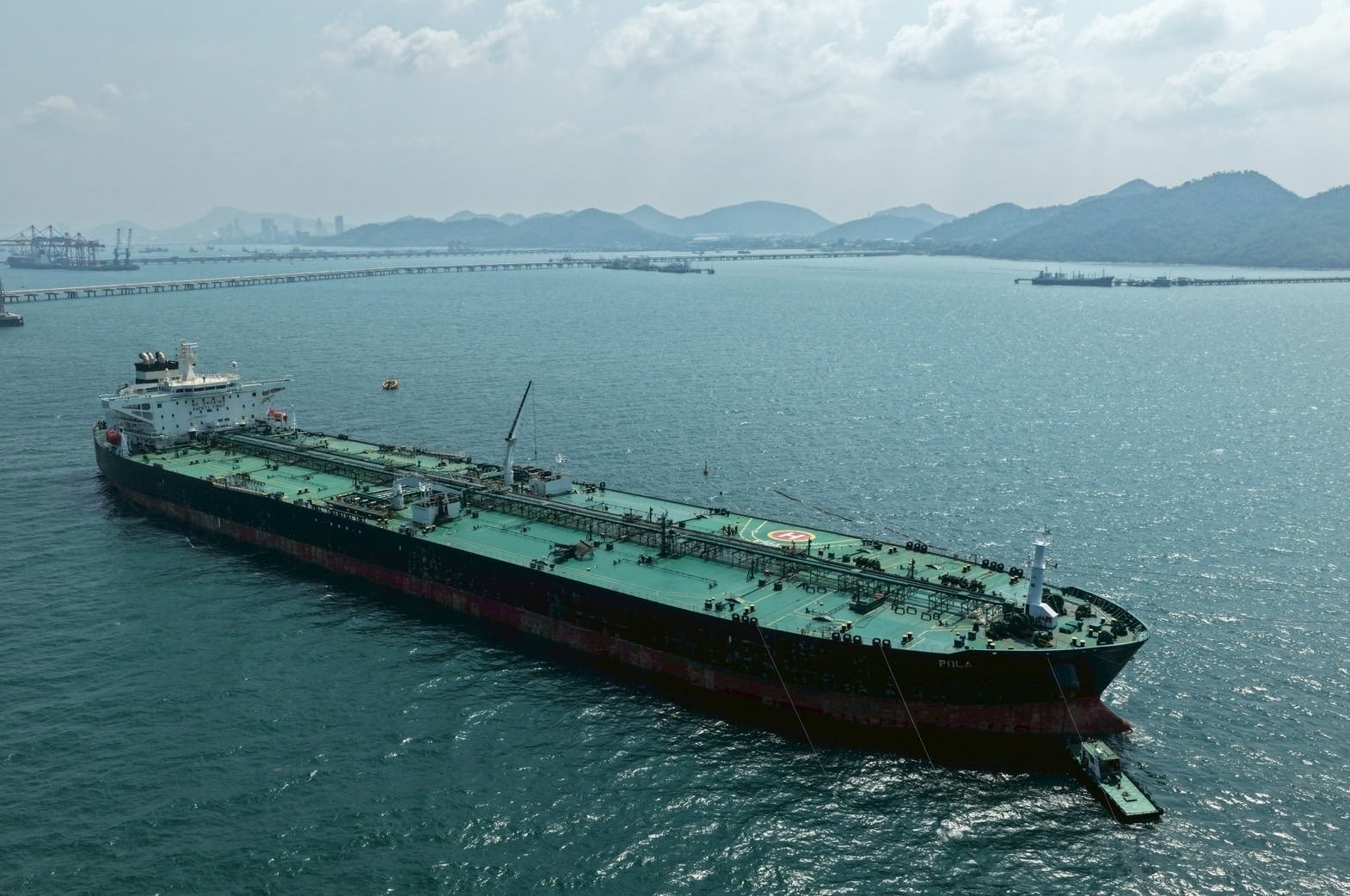 เรือบรรทุกน้ำมันดิบเดินทางมาถึงท่าเรือโรงกลั่นน้ำมันบางจาก ศรีราชา