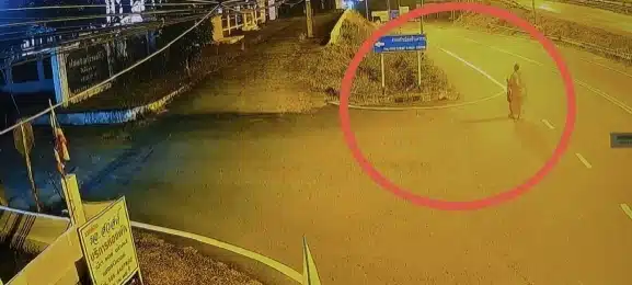 เร่งแกะรอย! วงจรปิดเผยนาที เจ้าอาวาสวัดสนามไชย เดินเหม่อลอย ข้ามสะพานแม่น้ำปิง-1