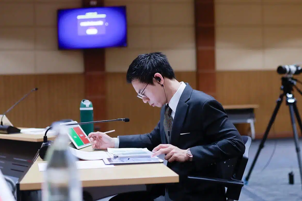 เลขาฯ สถาบันพระปกเกล้า แจงดรามาเชิญ ม้า อรนภา เป็นกรรมการคัดเลือกผู้นํายุคใหม่-7