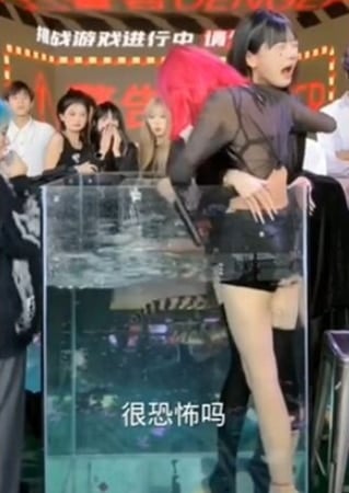 แบนถาวรช่องดัง 11 ล้านซับ บังคับสาวลงบ่อจระเข้ เรียกยอดวิว ชาวเน็ตถาม พยายามฆ่าหรือไม่-1