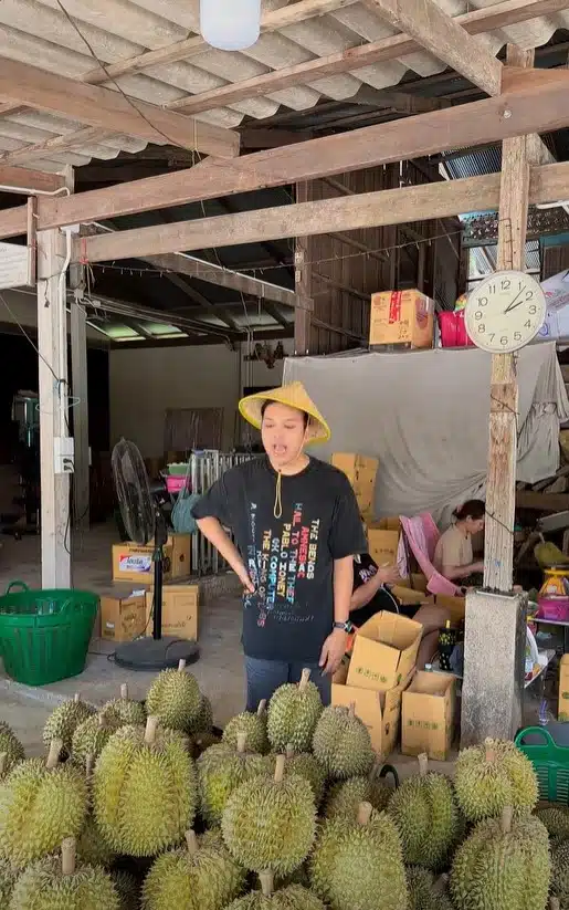 แพรรี่ ไพรวัลย์ วรรณบุตร อัดคลิปวิดีโอแสดงความคิดเห็นเรื่องราคาทุเรียน