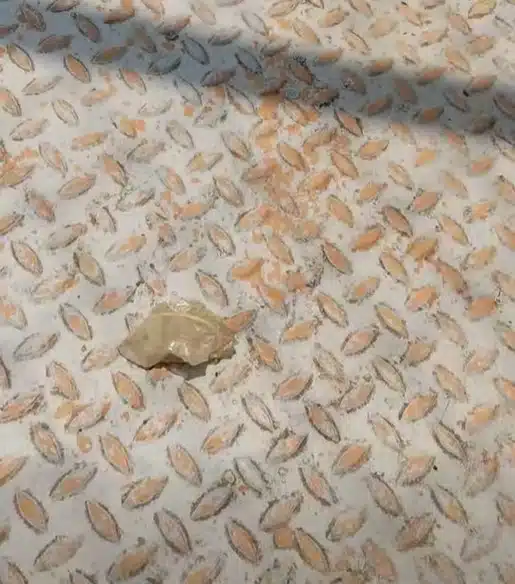 ถุงยางอนามัยที่พบบนสะพานลอยสามโคก