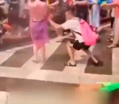 โซเชียลเดือด! กลุ่มชายรุมฉีดน้ำใส่สาวจนรถล้ม กระชากเสื้อขาด ฉวยโอกาสล่วงละเมิด-2