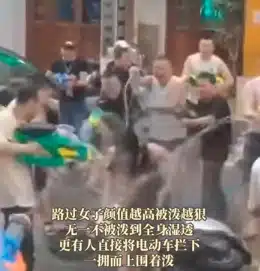 โซเชียลเดือด! กลุ่มชายรุมฉีดน้ำใส่สาวจนรถล้ม กระชากเสื้อขาด ฉวยโอกาสล่วงละเมิด-3