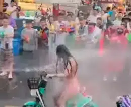 โซเชียลเดือด! กลุ่มชายรุมฉีดน้ำใส่สาวจนรถล้ม กระชากเสื้อขาด ฉวยโอกาสล่วงละเมิด-4