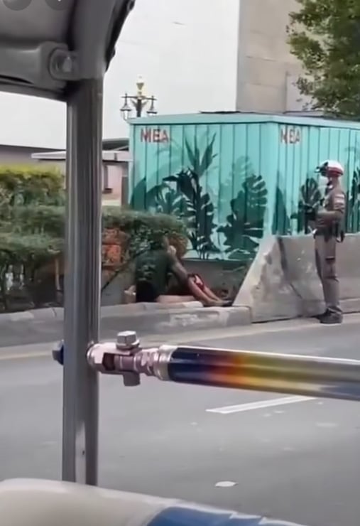 โนสนโนแคร์! คู่รักไร้บ้าน เริงรักบนเกาะกลางถนน กลางวันแสก ๆ คนผ่านไปมายืนอึ้งช็อตเด็ด-1