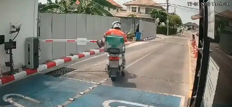 ไรเดอร์ฟิวขาด ท้าฟ้อง หลังเตะไม้กั้นทาง-ขู่ รปภ. เหตุให้แลกบัตรเข้าหมู่บ้าน-1