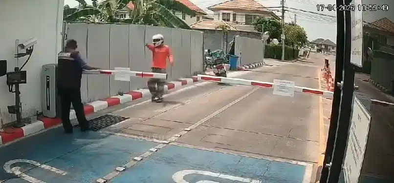 ไรเดอร์ฟิวขาด ท้าฟ้อง หลังเตะไม้กั้นทาง-ขู่ รปภ. เหตุให้แลกบัตรเข้าหมู่บ้าน-3