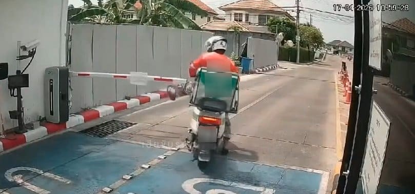 ไรเดอร์ฟิวขาด ท้าฟ้อง หลังเตะไม้กั้นทาง-ขู่ รปภ. เหตุให้แลกบัตรเข้าหมู่บ้าน