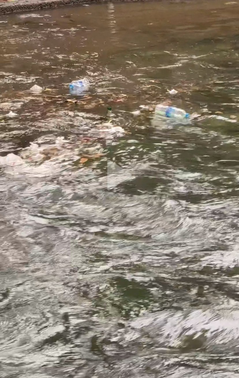 ไร้สำนึก! โฮมสเตย์นครนายก ทิ้งขยะลงน้ำ นทท.เดือด หมดกันแหล่งท่องเที่ยวใกล้กรุง-4