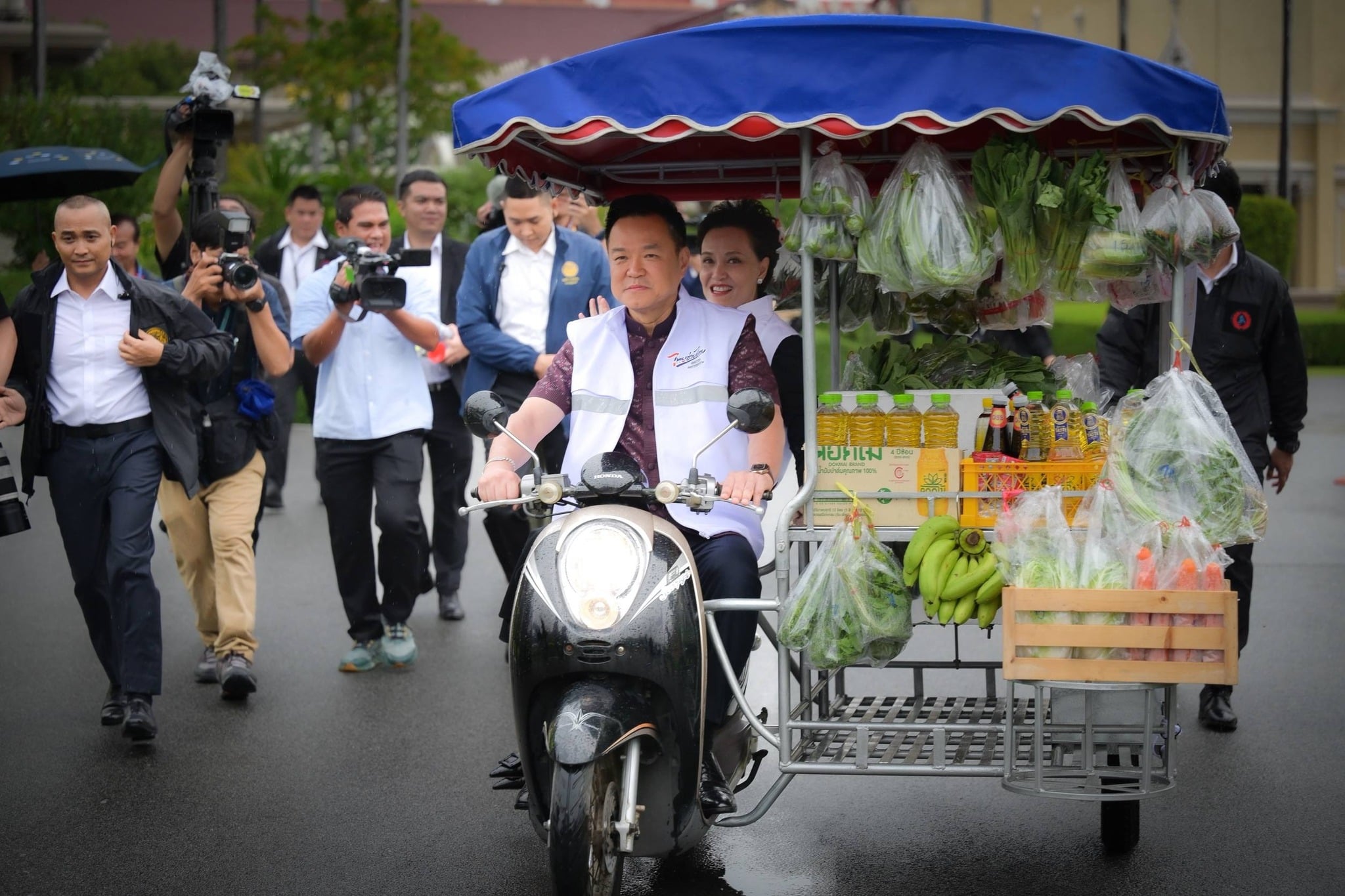 นายกฯ อนุทิน ขับรถพุ่มพวงให้ศุภจีซ้อนท้าย