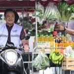 ภาพน่ารัก นายกขี่ "รถพุ่มพวง" ศุภจีซ้อนท้าย ไทยช่วยไทย ลดภาระค่าครองชีพ