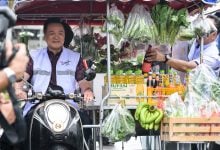 ภาพน่ารัก นายกขี่ "รถพุ่มพวง" ศุภจีซ้อนท้าย ไทยช่วยไทย ลดภาระค่าครองชีพ