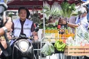 ภาพน่ารัก นายกขี่ "รถพุ่มพวง" ศุภจีซ้อนท้าย ไทยช่วยไทย ลดภาระค่าครองชีพ