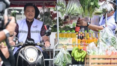 ภาพน่ารัก นายกขี่ "รถพุ่มพวง" ศุภจีซ้อนท้าย ไทยช่วยไทย ลดภาระค่าครองชีพ