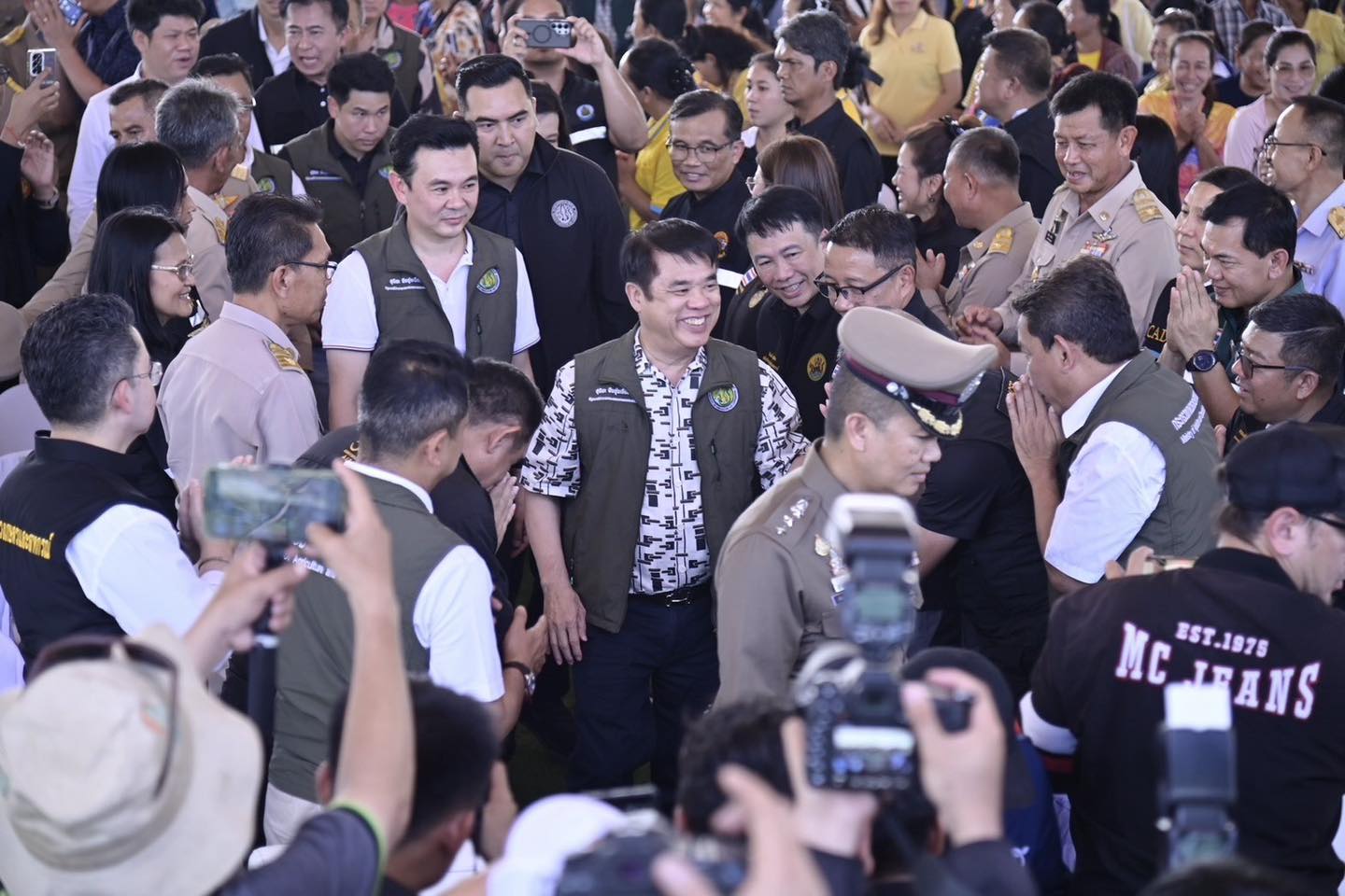 ใจชื้น "สุริยะ" โพสต์แรก หลังวูบหมดสติ ยิ้มสดใส ออกงานช่วยชาวบ้าน