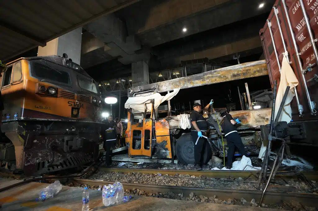 รถไฟชนรถเมล์