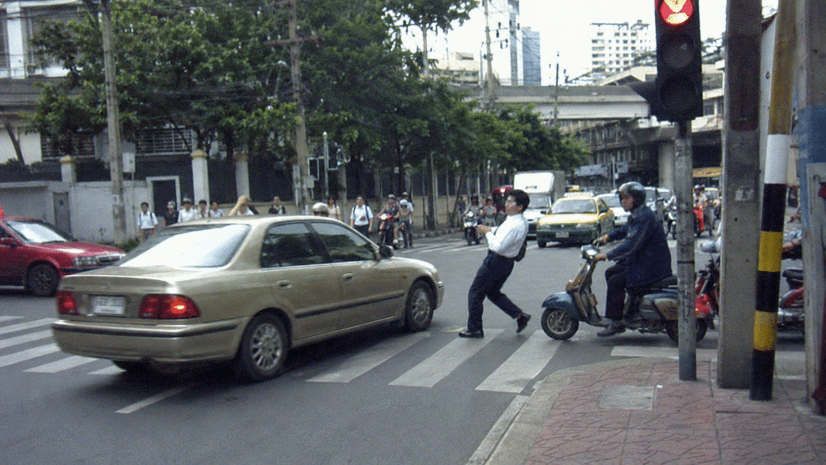 ตัวอย่างการขับรถฝ่าฝืนบนท้องถนน
