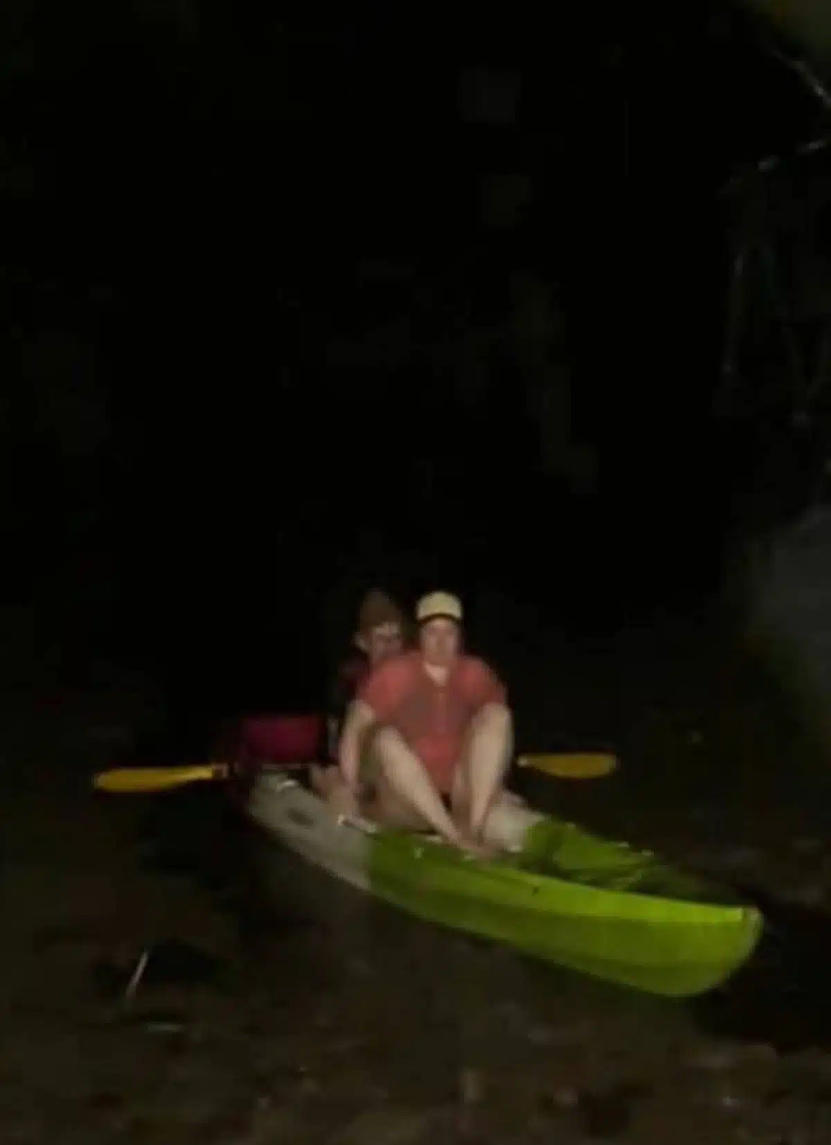 คู่รักต่างชาติ พายเรือคายัคไปติดโคลนดูด