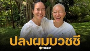 พลอย รัตนรัตน์ เข้าพิธีปลงผมบวชชี เพชร นาระ พี่สาวร่วมอนุโมทนา