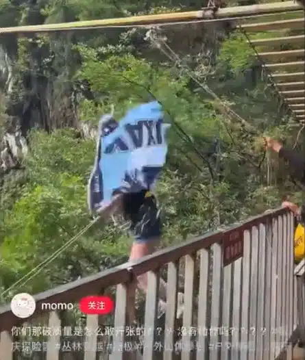 เกิดเหตุสลดในประเทศจีน เมื่อนักท่องเที่ยวหญิงแซ่หลิวประสบอุบัติเหตุระหว่างเล่นเครื่องเล่นแนวผจญภัย