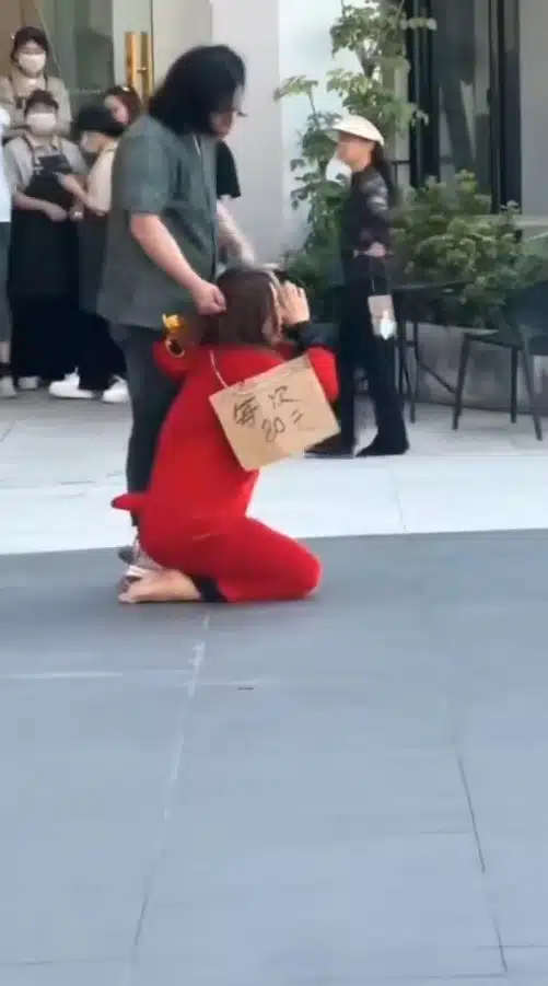 โลกออนไลน์แชร์คลิปสะเทือนใจจากเมืองเน่ยเจียง มณฑลเสฉวน ชายทำร้ายร่างกายผู้หญิง