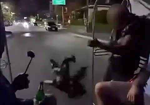 นักท่องเที่ยวหงายตกรถหลังตีลังกา